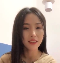 纹身美女居家装饰·朋友间互动轻松给力