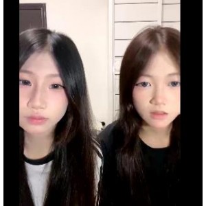 颜值闺蜜大学生自拍视频1V-1.2G，车衣道具秀馒头小特写，完美妹妹嫩嫩的