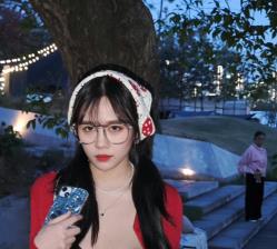 火爆女神Ceasonshot99户外拍摄图集:47万粉丝疯狂追捧,高颜值御姐风校服调皮魅力无限