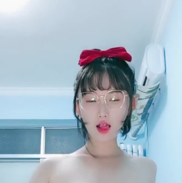小九玥:年轻小美女的诱惑装扮,4.4g视频放飞自我