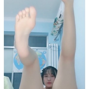 清纯美女热舞诱惑，扒拉神秘处放飞自我，4.14分钟喷涌不止