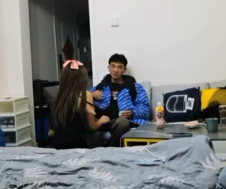 推特小伊搭讪体育生小鲜肉合集,肌肉帅哥学生10V+1G百度盘