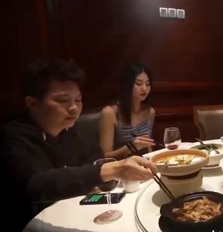,观众可以更加贴近主角Q的生活,感受到他的真实性和可爱性。总的来说,《堕落人Q四部大合集》是一部内容丰富、制作精良的作品,不仅展现了Q的个人魅力,也传递了团队合作和自主创作的精神。如果你是喜欢自拍作品的观众,不妨来一睹为快!