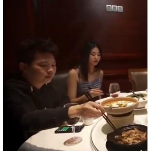 ，观众可以更加贴近主角Q的生活，感受到他的真实性和可爱性。总的来说，《堕落人Q四部大合集》是一部内容丰富、制作精良的作品，不仅展现了Q的个人魅力，也传递了团队合作和自主创作的精神。如果你是喜欢自拍作品的观众，不妨来一睹为快！