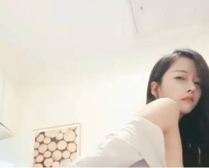 以及分享自己的喜好和心情,让观众更加了解她的真实一面。她的直播风格自然真实,没有刻意追求热点话题或炒作,更多的是在展现自己的个性和才华。这种真诚和独特的直播方式,让她在虎牙平台上迅速积累了大量忠实粉丝,成为了一名备受关注的本土网红。如果你也对这位虎牙新晋超人气本土优质美女网红感兴趣,那么这份包含尺度自娱自乐银X热舞完整合集的视频绝对不容错过!