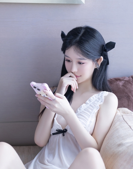 次视频合集,不仅展现了她的望远镜偷窥和假小东西自娱自乐的一面,还展现了她的幽默和个性。这份合集在百度盘上可获取,让人期待不已。