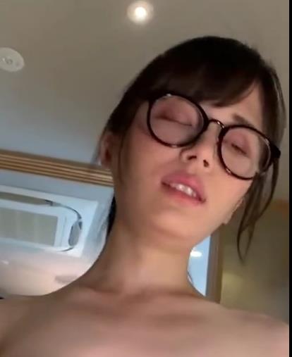 全网超热门资源！露脸眼镜娘+泄密展示[1V1.7G]