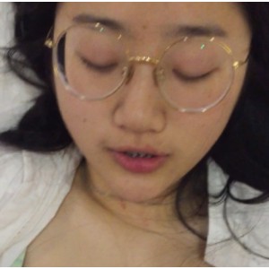 眼镜妹小冰精选视频照片合集6V/49P/2.45G，包含模糊抓拍，便于收藏