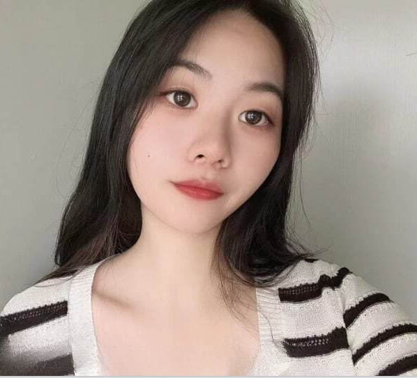重庆00后海茶小妹梓涵私房拍摄展示1V1.7G镜头前青涩互动